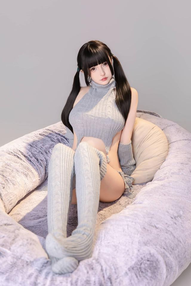 神楽坂真冬居家女友COS：灰色轨迹针织里的温柔与轻熟气质