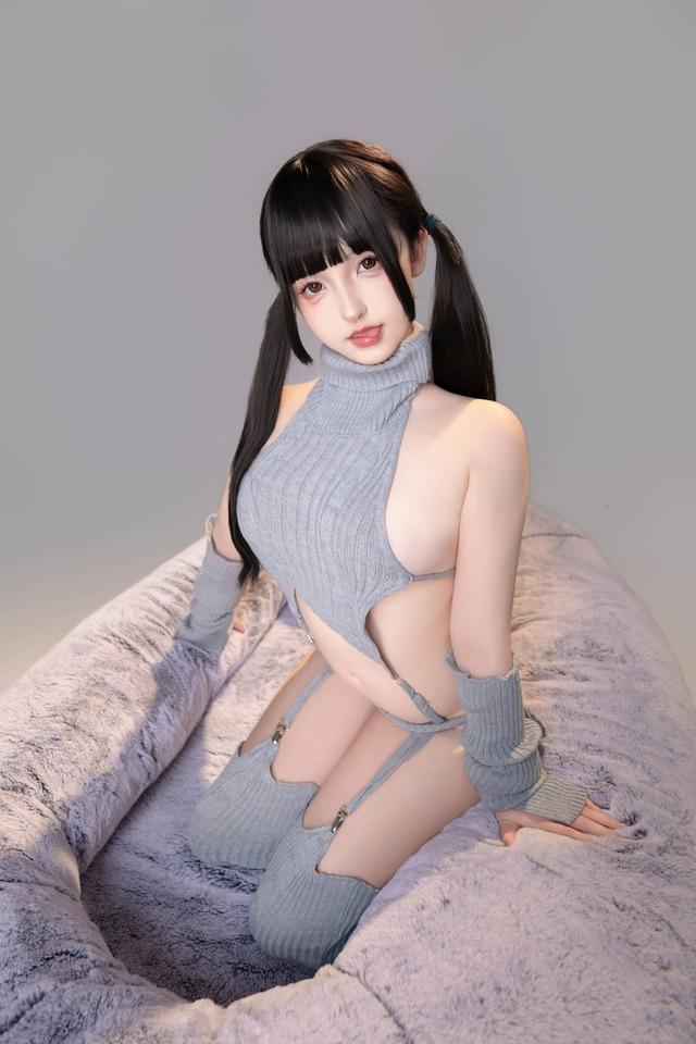 神楽坂真冬居家女友COS：灰色轨迹针织里的温柔与轻熟气质