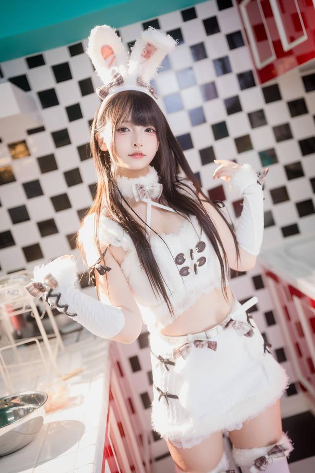 神楽坂真冬毛绒白兔COS：兔耳与格纹蝴蝶结打造的甜美兔娘