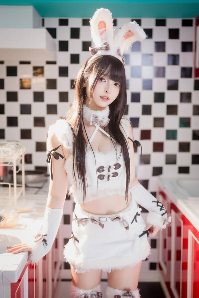 神楽坂真冬毛绒白兔COS：兔耳与格纹蝴蝶结打造的甜美兔娘