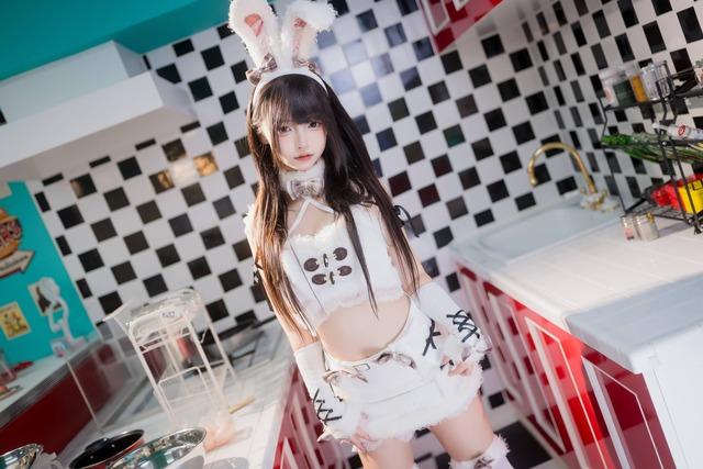 神楽坂真冬毛绒白兔COS：兔耳与格纹蝴蝶结打造的甜美兔娘